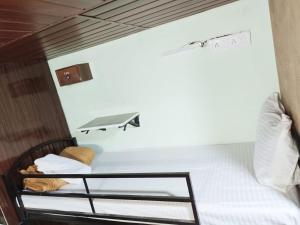 Postel nebo postele na pokoji v ubytování Vakola Dormitory AC Beds