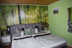 een slaapkamer met een bed met een schilderij aan de muur bij Gaststätte Marktstübchen in Bornich