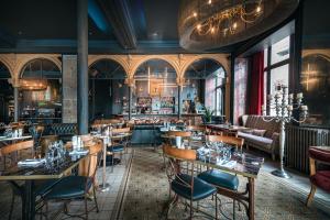 a restaurant with tables and chairs and a bar at Hôtel France et Chateaubriand in Saint Malo