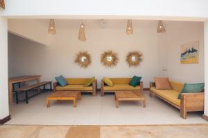 ein Wartezimmer mit Sofas und Spiegeln an der Wand in der Unterkunft Bukoba Villas - Iris - Private Pool, AC & Wi-Fi in Nungwi