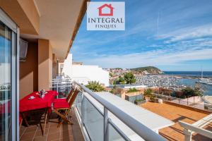 a balcony with a table and a view of the ocean at Sol i Aire Apartament Palamós in Palamós