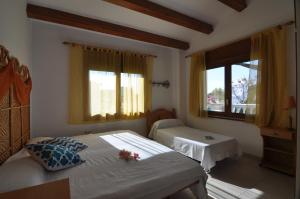エンプリアブラバにあるRNET - Requesens Empuriabravaのベッドルーム1室(ベッド1台付)、窓(ベッド2台付)