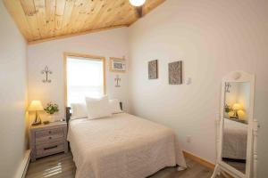 um quarto com uma cama e um espelho em Lake Moraine Home #1 Near Colgate University em Hamilton