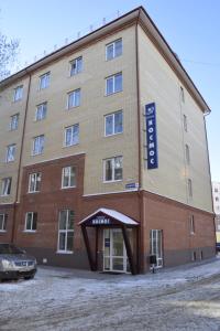 un grand bâtiment en briques avec un panneau. dans l'établissement Kosmos Hotel, à Yaroslavl
