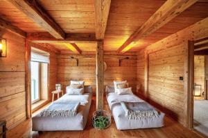 a room with two beds in a log cabin at Windhäusern5 in Wangen im Allgäu