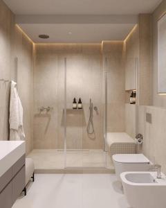 uma casa de banho com um chuveiro, um WC e um lavatório. em Luxary Home Marriot Marquis em Baku