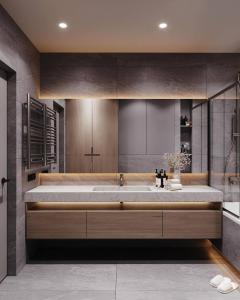 uma casa de banho com uma banheira grande e um lavatório em Luxary Home Marriot Marquis em Baku