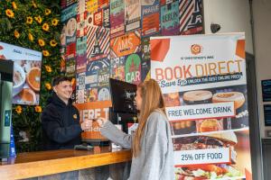 Un uomo e una donna che comprano cibo in una libreria di St Christopher's Hammersmith a Londra
