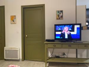 um quarto com uma televisão numa secretária em chez Alain et Sylvie em Braine