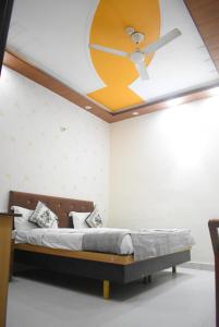a bedroom with a ceiling fan and a bed at hotel the silver in Chandīgarh