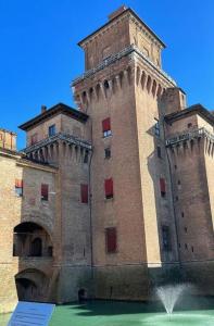 een groot gebouw met een fontein ervoor bij Al Castello in Ferrara