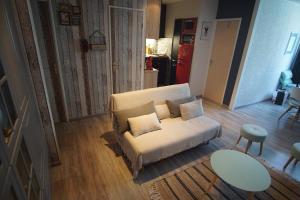 een woonkamer met een bank en een tafel bij Bel appartement moderne, tout à pied in Saint-Mandrier-sur-Mer