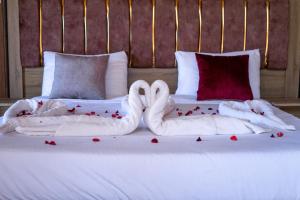 מיטה או מיטות בחדר ב-Ghanm Luxury Camp