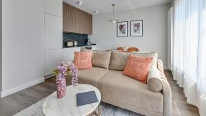 sala de estar con sofá y mesa en Lion Apartments - SCALA City Center Apartments&Studio IIIC en Gdansk