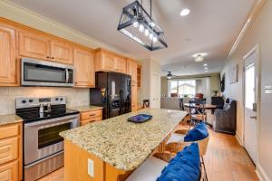 Dapur atau dapur kecil di Lakefront Oscar Home with Game Room and Boat Dock!