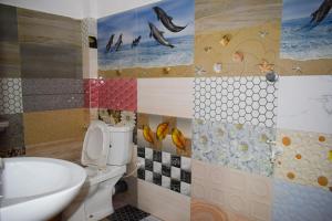 łazienka z wanną, toaletą i umywalką w obiekcie Hema Holiday Villa w mieście Trikunamalaja
