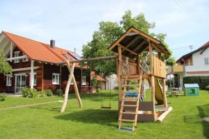 um parque infantil com uma escada e uma estrutura de brincar em Ferienwohnung Ingrid em Kressbronn am Bodensee