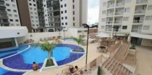 ein großer Pool in der Mitte eines Gebäudes in der Unterkunft Atrium Thermas Residence Service in Caldas Novas