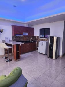 A cozinha ou cozinha compacta de Fantastico apto completo en el centro de Pereira