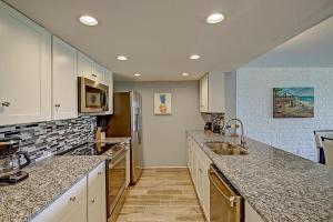 Köök või kööginurk majutusasutuses A Salty Day Getaway at Sea Sands Condominiums