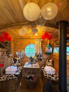 Restaurace v ubytování Burtree Country House, Tipi's, Treehouse & Lodge & house rooms with hot tubs in a private garden