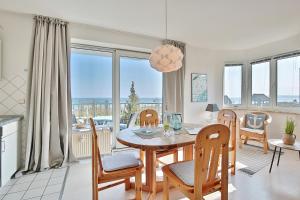 - une cuisine et une salle à manger avec une table et des chaises dans l'établissement Strandschlößchen Strandschlösschen Appartement 5, à Haffkrug