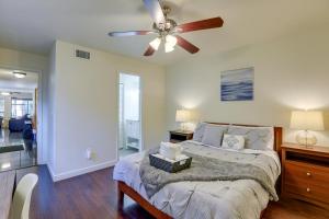 1 dormitorio con 1 cama y ventilador de techo en Gainesville Townhome with Patio about 3 Mi to UF!, en Gainesville