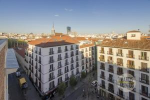 uma vista aérea de uma cidade com edifícios em Fabuloso Atico Doble Altura para 3pax en Chueca em Madrid