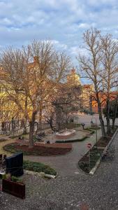 een park met bomen en een gebouw op de achtergrond bij Al Castello in Ferrara