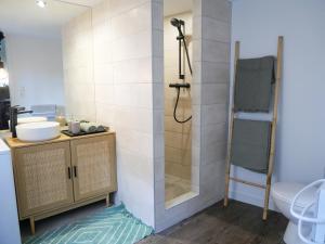 a bathroom with a shower and a sink and a toilet at The Chapman - Central et élégant in Clermont-Ferrand