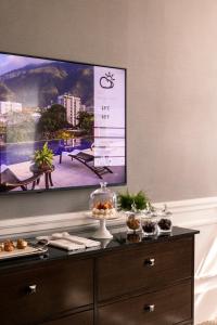 um ecrã de televisão com uma imagem na parede em Cayena-Caracas em Caracas