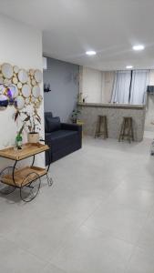 uma sala de estar com um sofá e uma mesa em Apart-hotel St° Antônio de Pádua em Santo Antônio de Pádua