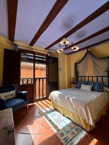 Un pat sau paturi într-o cameră la Casa de Santiago +37 fotografii