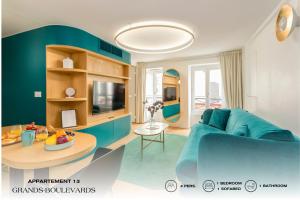 sala de estar con sofá azul y mesa en Beauquartier - Grands Boulevards en París