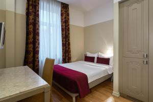 Postel nebo postele na pokoji v ubytování Opera Hotel