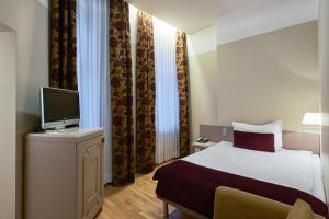 Postel nebo postele na pokoji v ubytování Opera Hotel