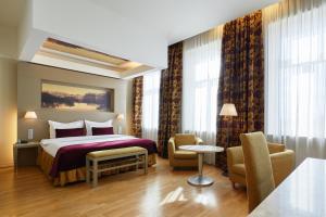 Postel nebo postele na pokoji v ubytování Opera Hotel