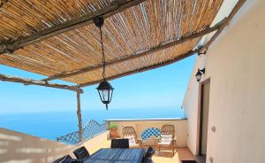 コンカ・デイ・マリーニにあるBelvedere Amodeo - terrace, seaview, wifiの海の景色を望むバルコニー
