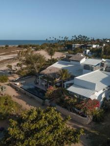 una vista aérea de un edificio cerca del océano en Villa Praia - La Villa Group, en Jericoacoara