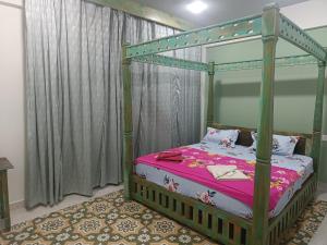 Lavish Exotic Hotel Arambol tesisinde bir odada yatak veya yataklar