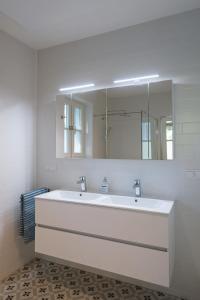 a bathroom with a large white sink and a mirror at Stampferei in Sichauf