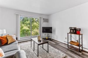 uma sala de estar com um sofá e uma televisão em 1BR 1BA Apartment Near Downtown Ann Arbor em Ann Arbor