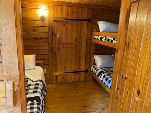 Habitación con 2 literas en una cabaña en Poolside Rustic Cabin with Amazing Views, en Salisbury