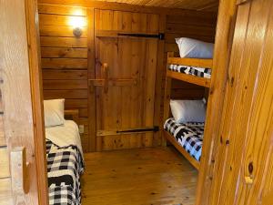 a room with two bunk beds in a cabin at Poolside Rustic Cabin with Amazing Views in Salisbury