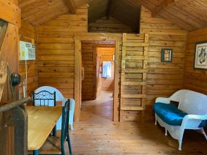 Cabaña de madera con mesa y sillas en Poolside Rustic Cabin with Amazing Views, en Salisbury