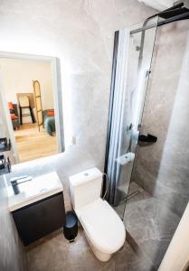 Bilik mandi di Cozy studio in Villefranche-sur-Mer