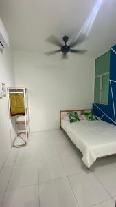 a bedroom with a bed and a ceiling fan at R&R Manjung Guest House at Pangsapuri Samudera in Seri Manjung