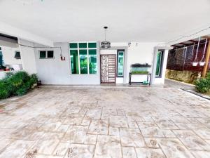 um quarto vazio com um piso de pedra numa casa em Puteri Homestay Sg Petani em Sungai Petani