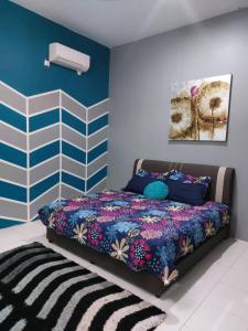 um quarto com uma cama num quarto com paredes azuis em Puteri Homestay Sg Petani em Sungai Petani