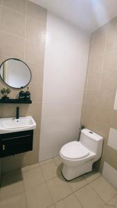 een badkamer met een toilet en een wastafel bij R&R Manjung Guest House at Pangsapuri Samudera in Seri Manjung